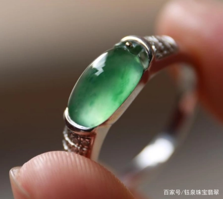 在翡翠市场中，“B货”翡翠不能买，那么它该如何鉴别呢？